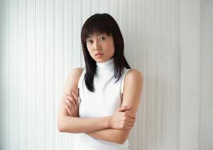 垂直移動させられるマッサージベッド